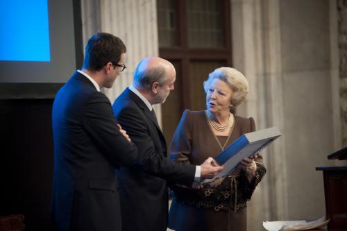 Leonard Nolens krijgt de prijs van Koningin Beatrix