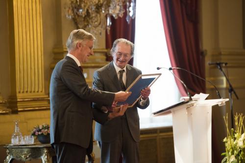 Remco Campert krijgt de prijs van Koning Filip
